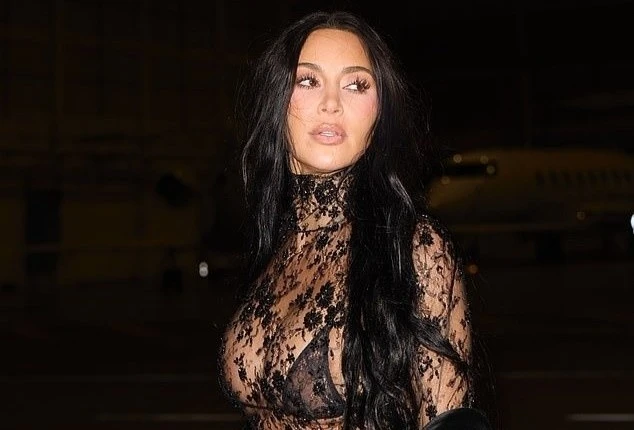 Kim Kardashian mặc xuyên thấu khi hẹn hò