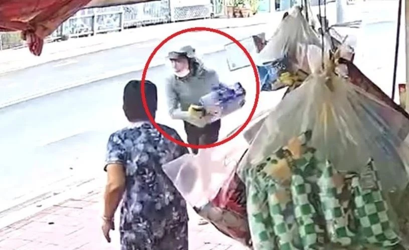 Cụ ông giằng co quyết liệt với kẻ cướp bia tại tiệm tạp hóa ở TP.HCM