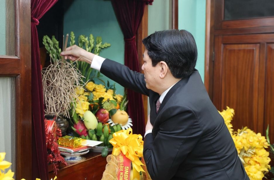 Chủ tịch nước dâng hương tưởng nhớ Chủ tịch Hồ Chí Minh tại Nhà 67