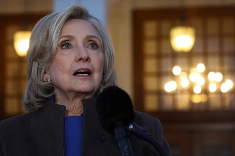 Bà Hillary Clinton thách thức ông Trump