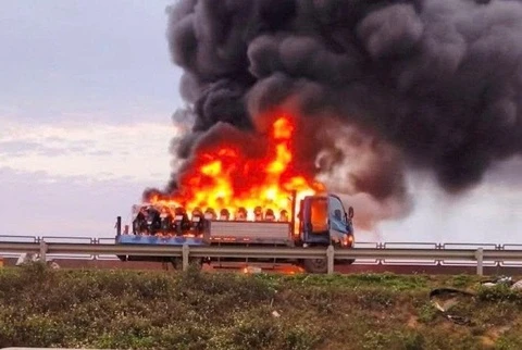 Ôtô tải bốc cháy dữ dội trên cao tốc ở Thanh Hóa