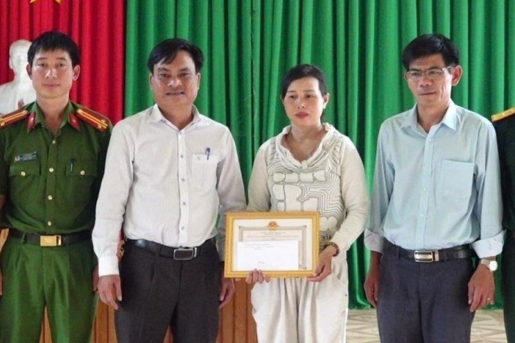 Người phụ nữ lao ra sông cứu hai thanh niên