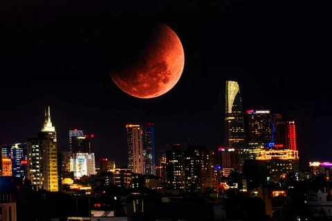 Ngắm 'trăng máu' siêu thực khắp Việt Nam