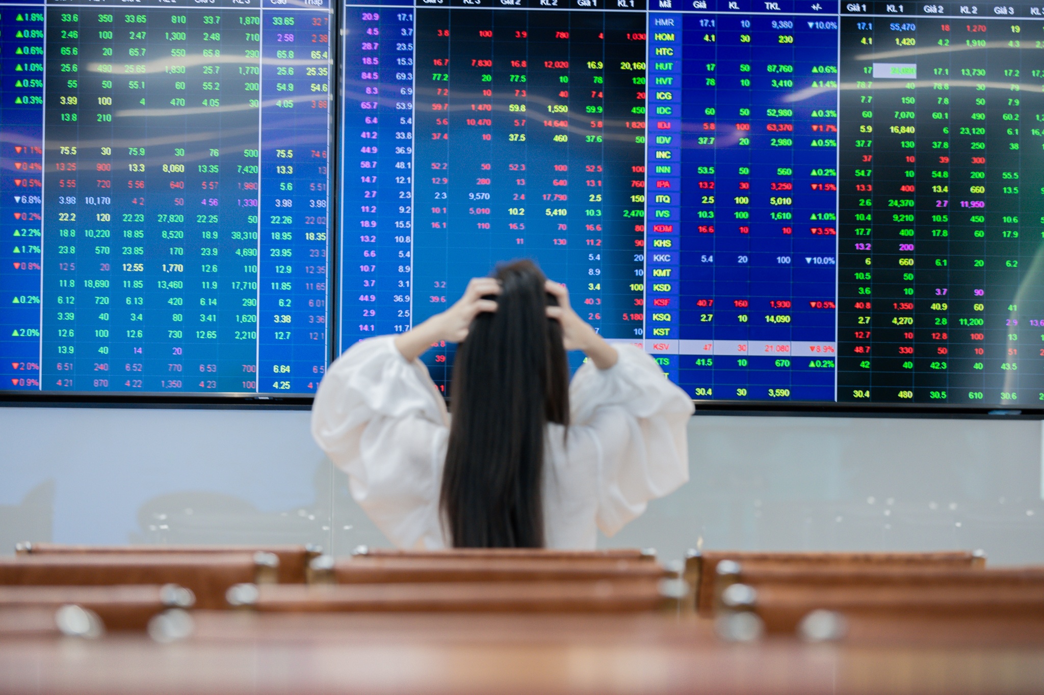 Loạt cổ phiếu bị bán tháo