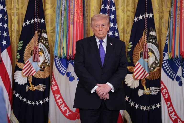 Ông Trump lúng túng