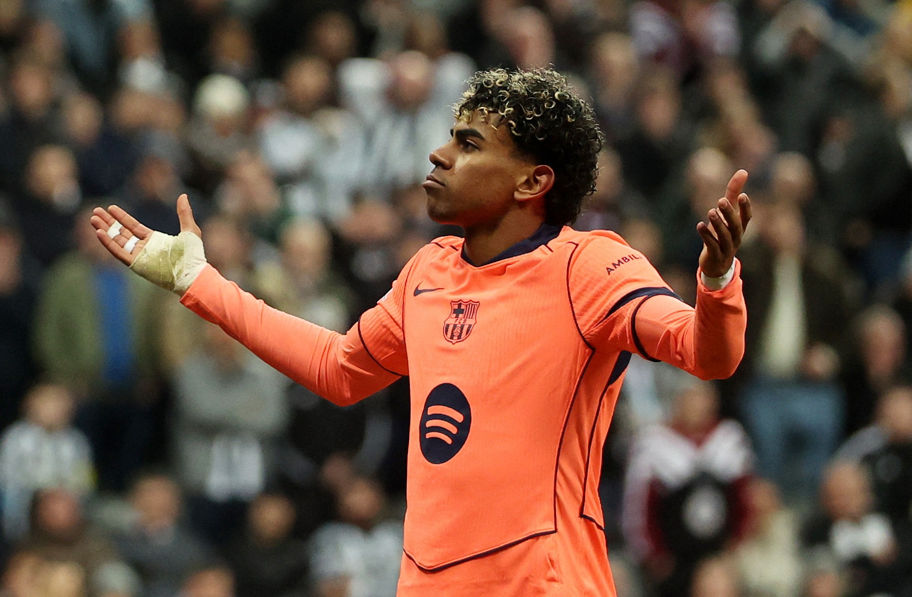 Barcelona sống nhờ đôi chân Yamal