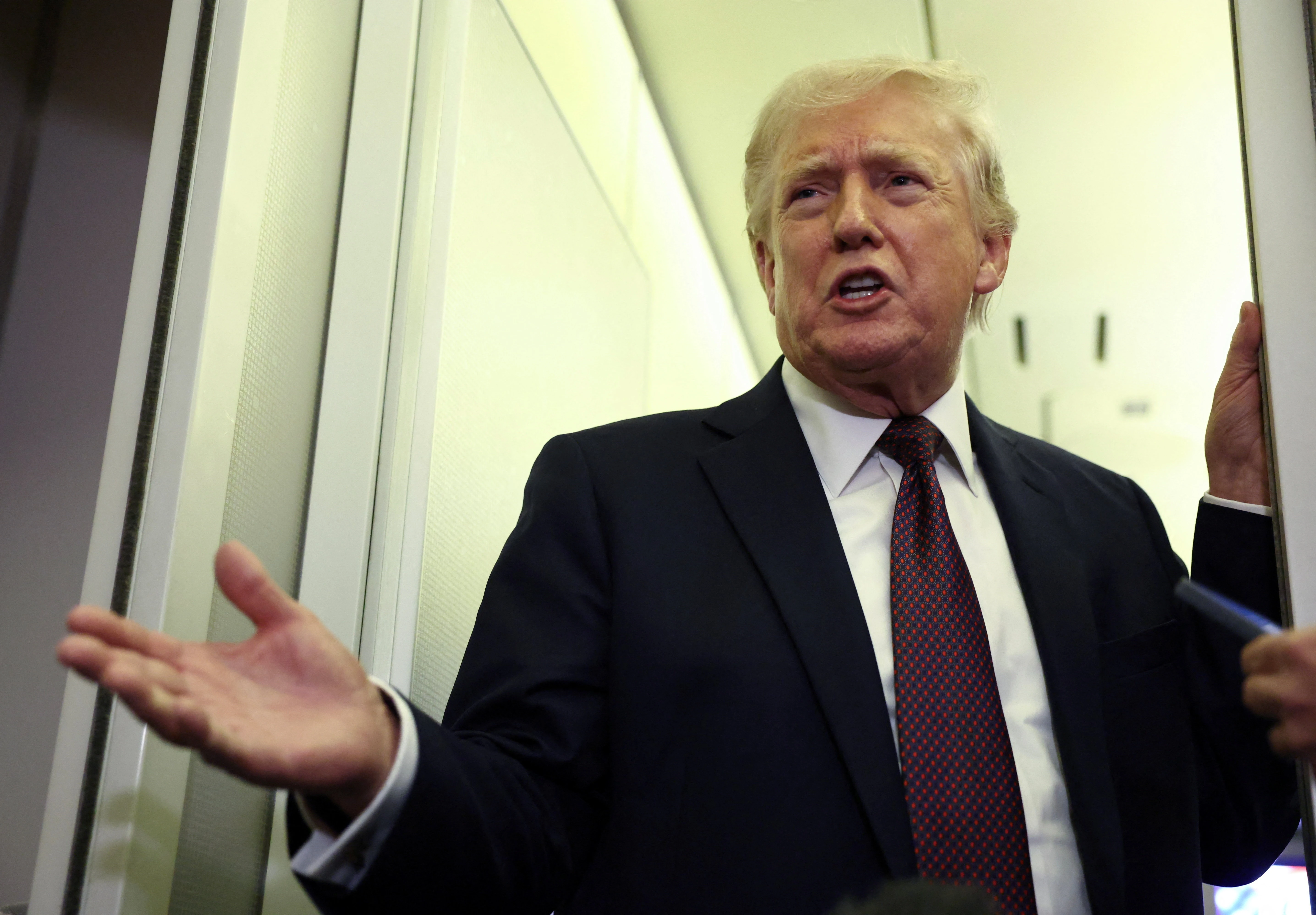 TT Trump: Phòng không Iran đã bị xóa sổ