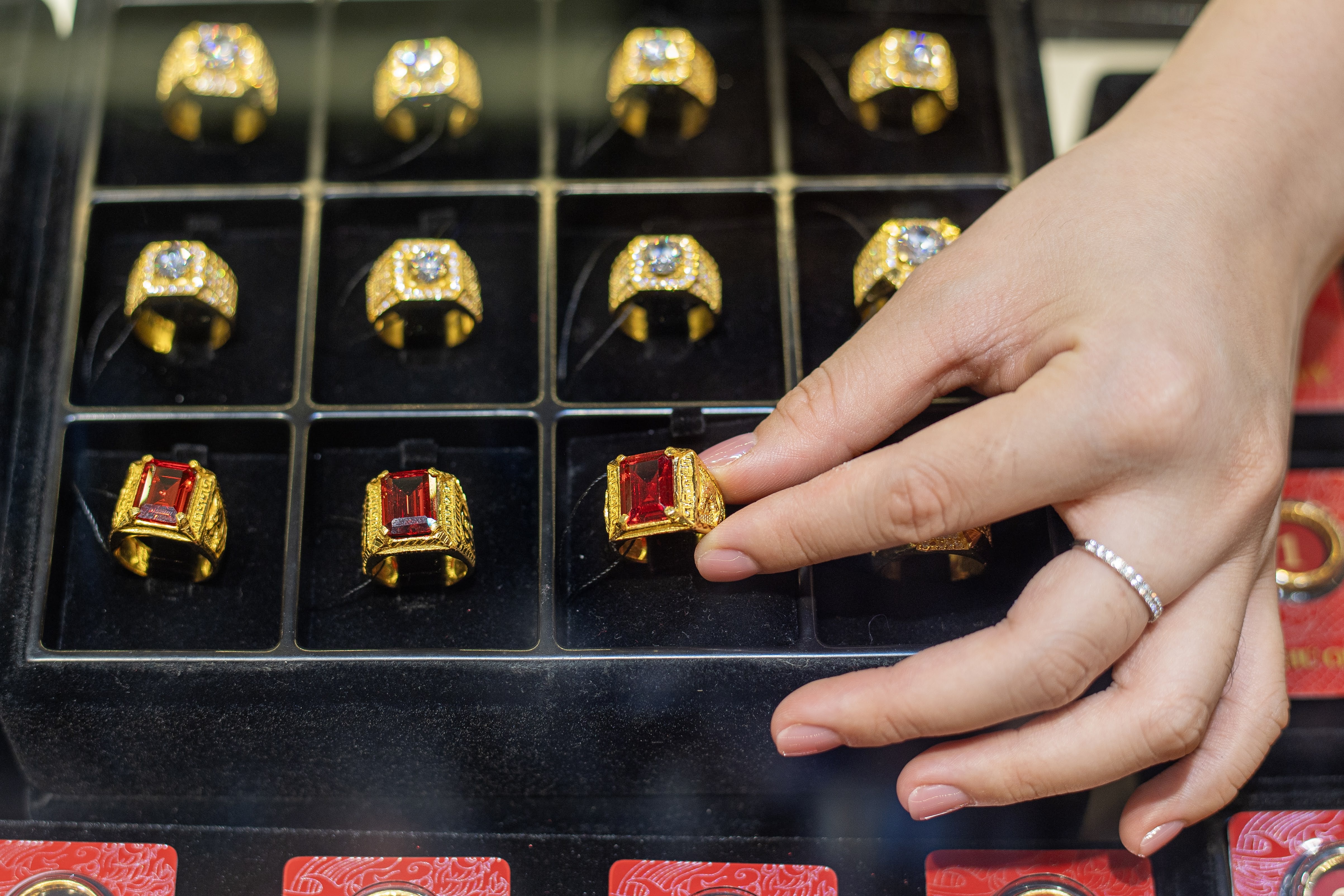 Giá vàng giảm gần 5 triệu đồng/lượng