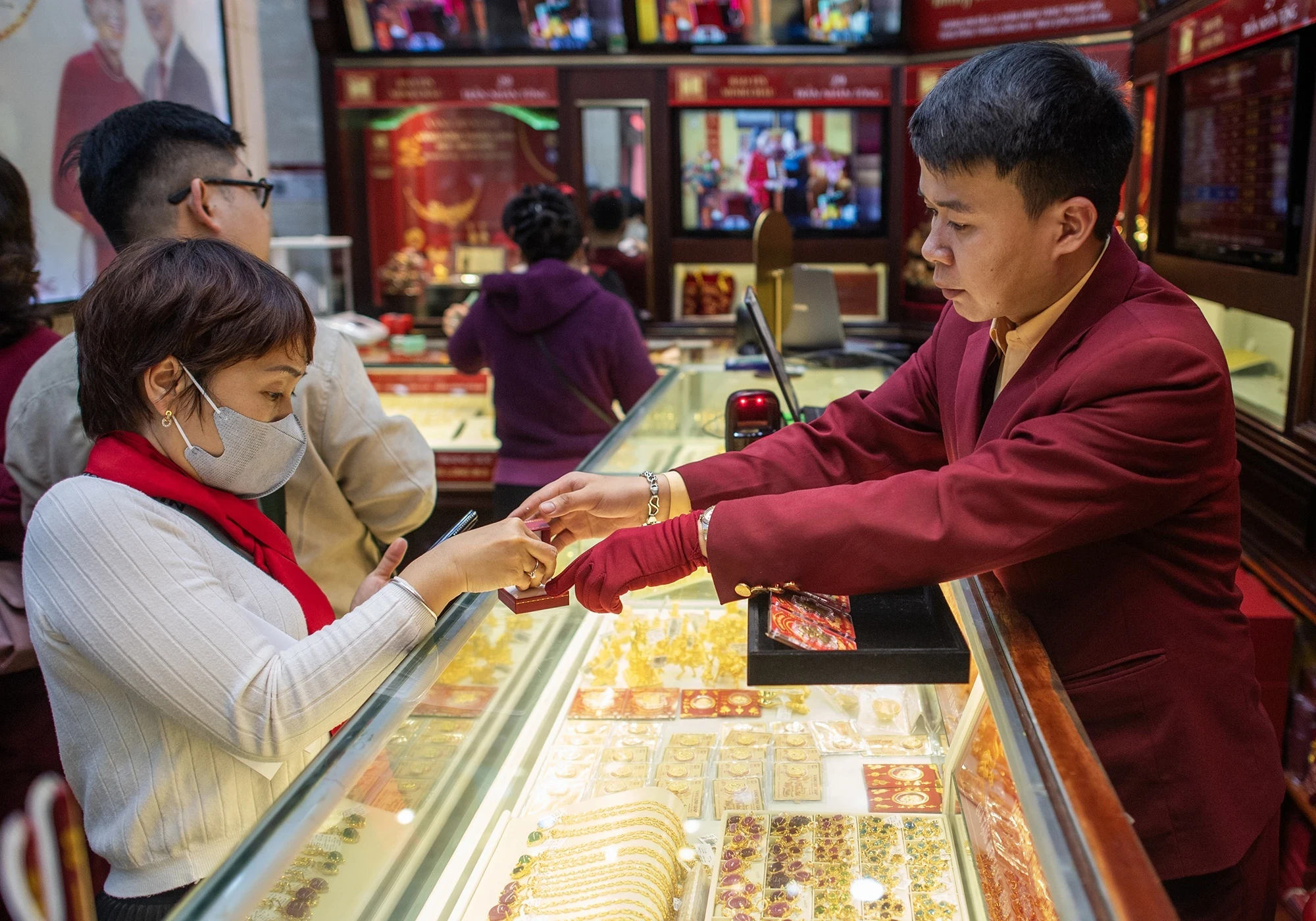 Giá vàng trong nước chưa ngừng rơi