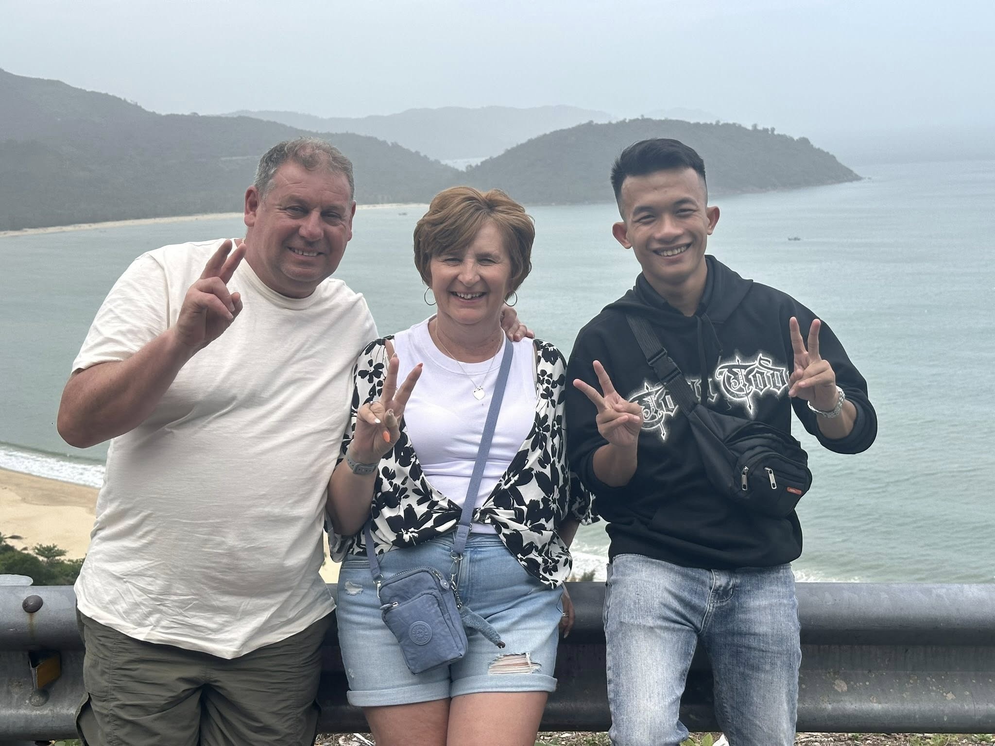 Khách Tây thốt lên kinh ngạc trước tiếng Anh của tài xế Huế