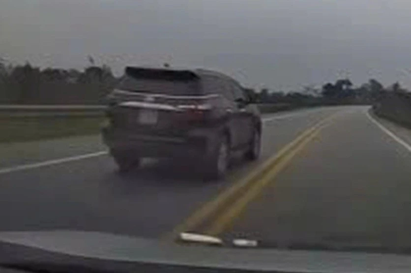 Tài xế xe biển xanh vượt ẩu trên cao tốc Nội Bài - Lào Cai