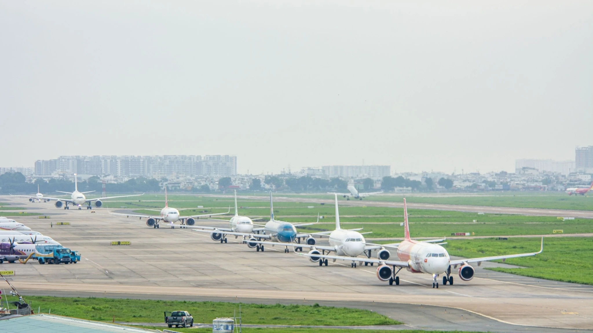 Hãng bay Việt hủy hàng loạt chuyến, cân nhắc tăng giá vé