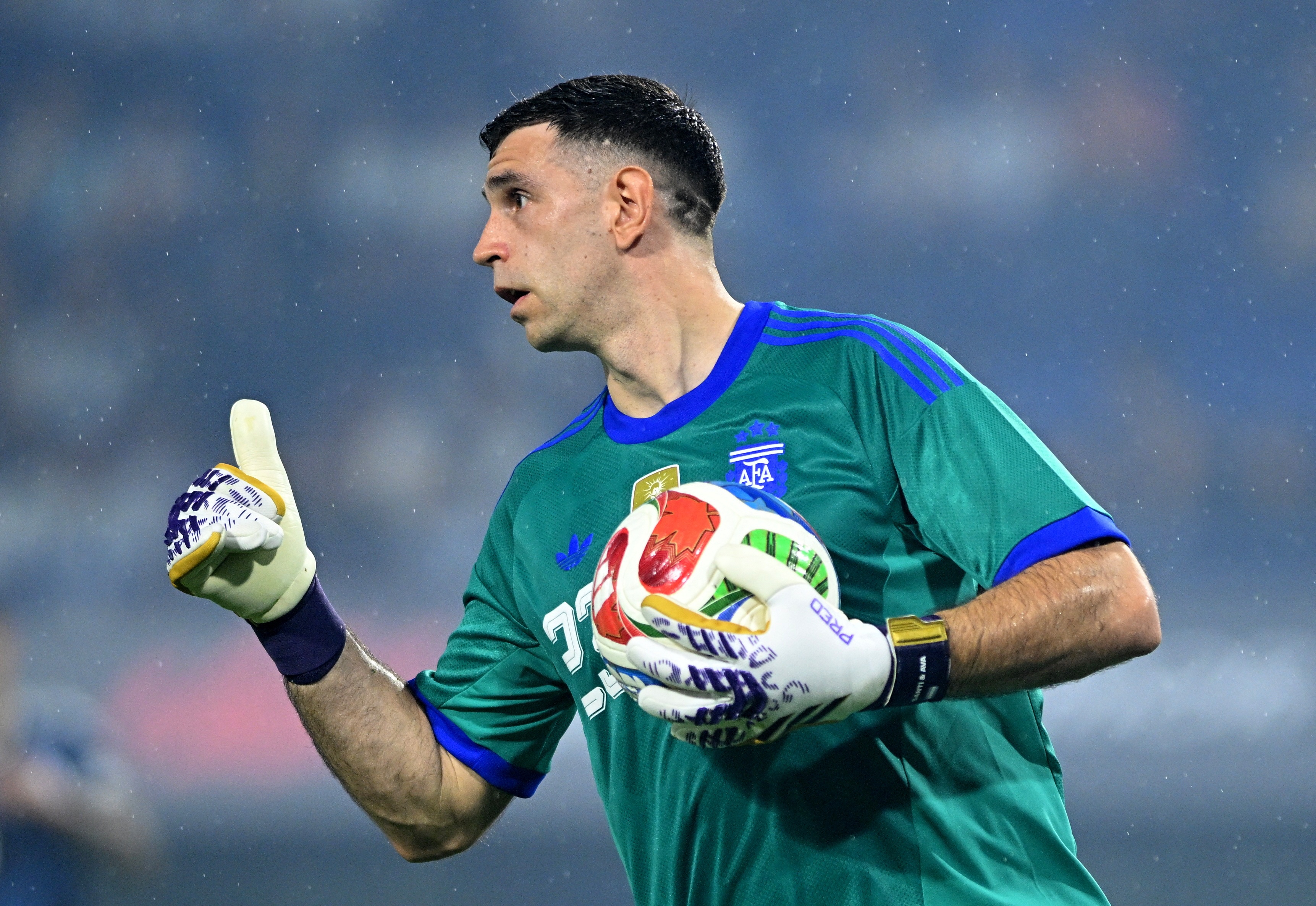 Emiliano Martinez bất mãn