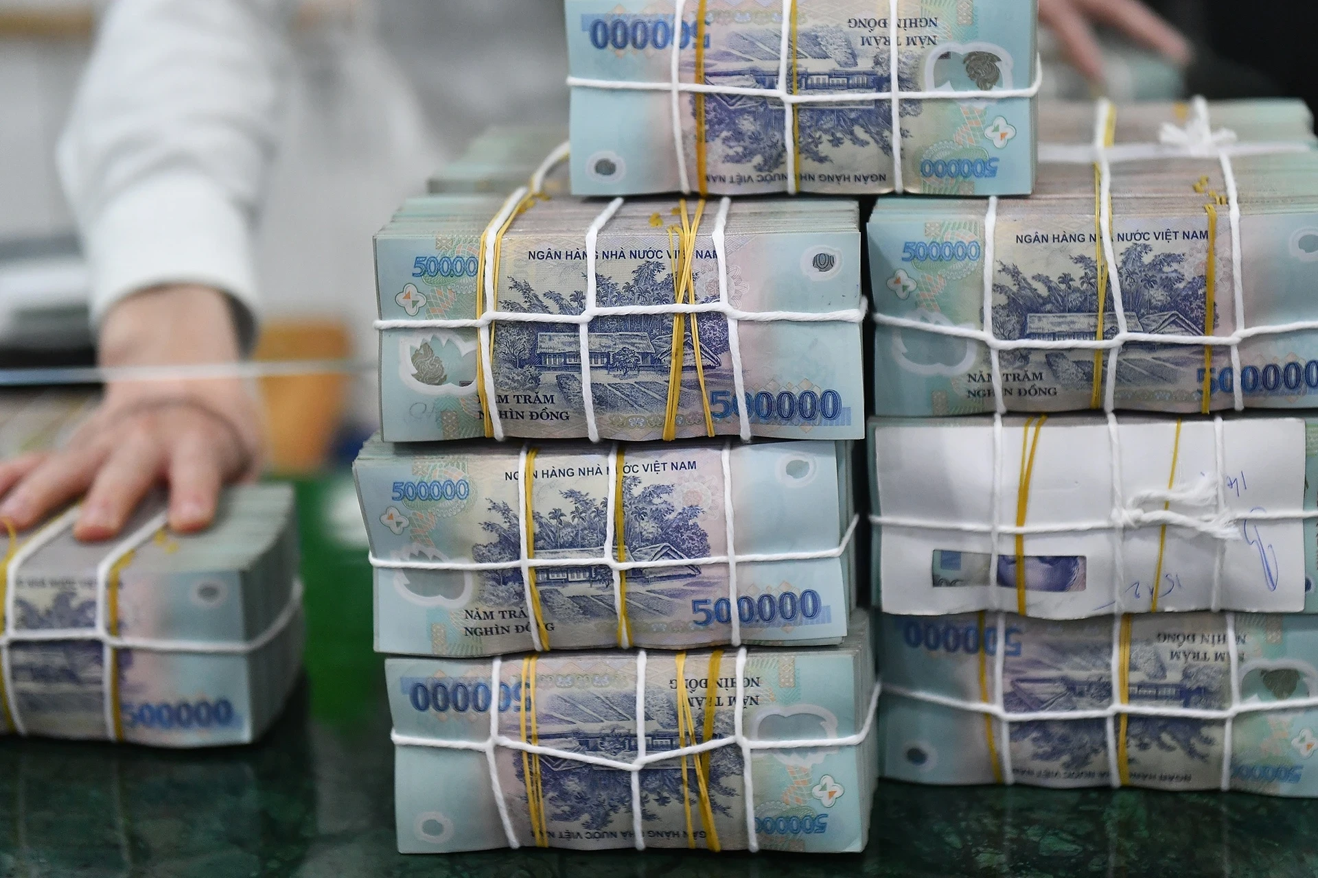 Nhiều ngân hàng chào mức lãi suất tiết kiệm 9-10%/năm