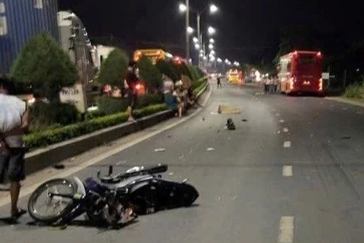 Đi xe máy ngược chiều trên quốc lộ, một người bị xe khách tông tử vong