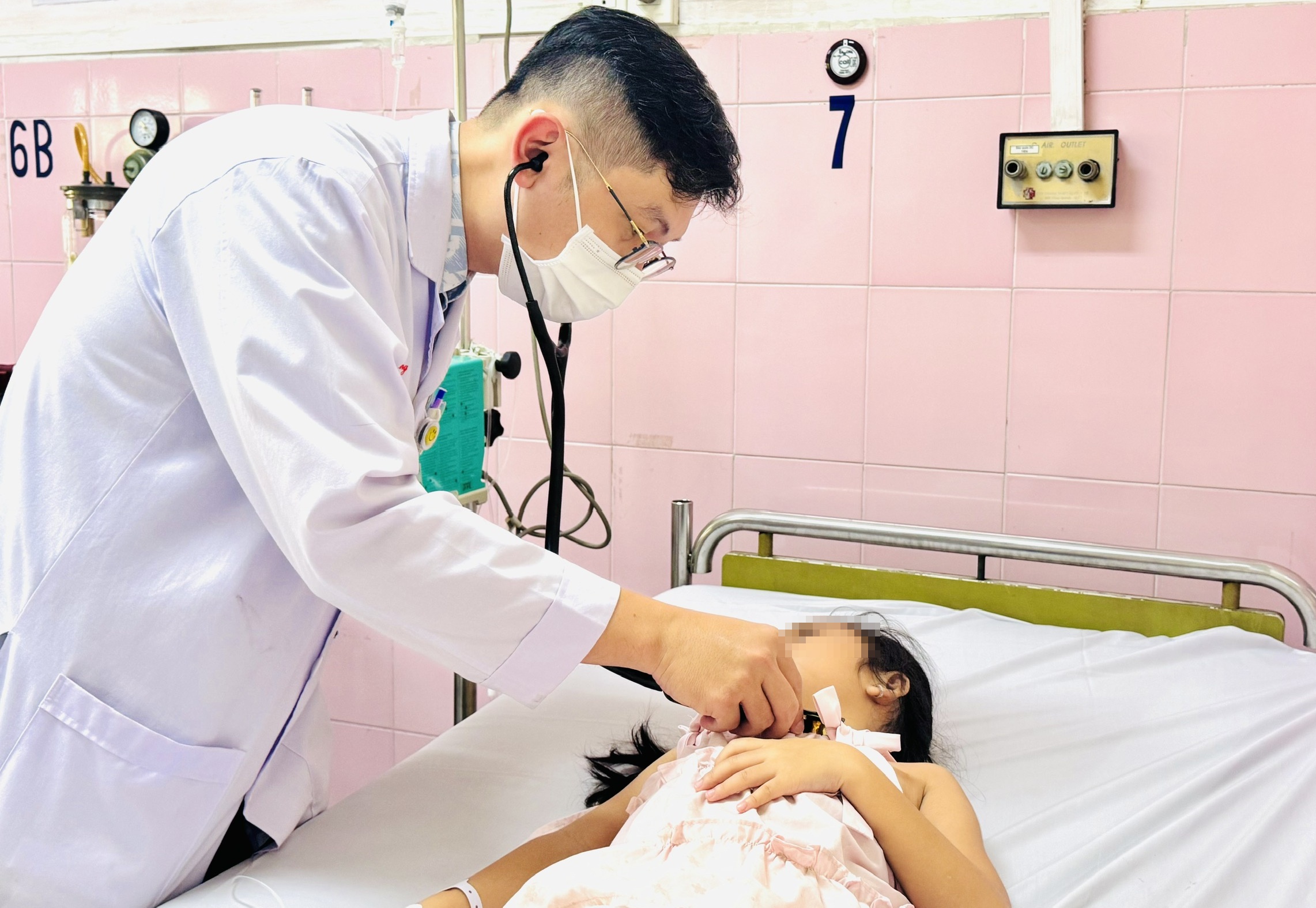 Số học sinh TP.HCM nghi ngộ độc tiếp tục tăng, đã 148 em phải vào viện