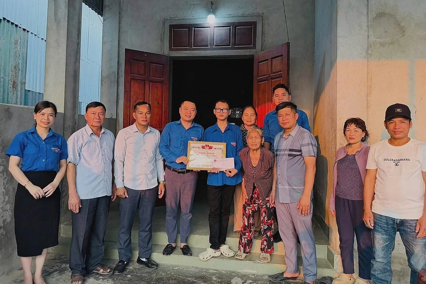 Khen thưởng nam sinh lớp 10 cứu hai người đuối nước