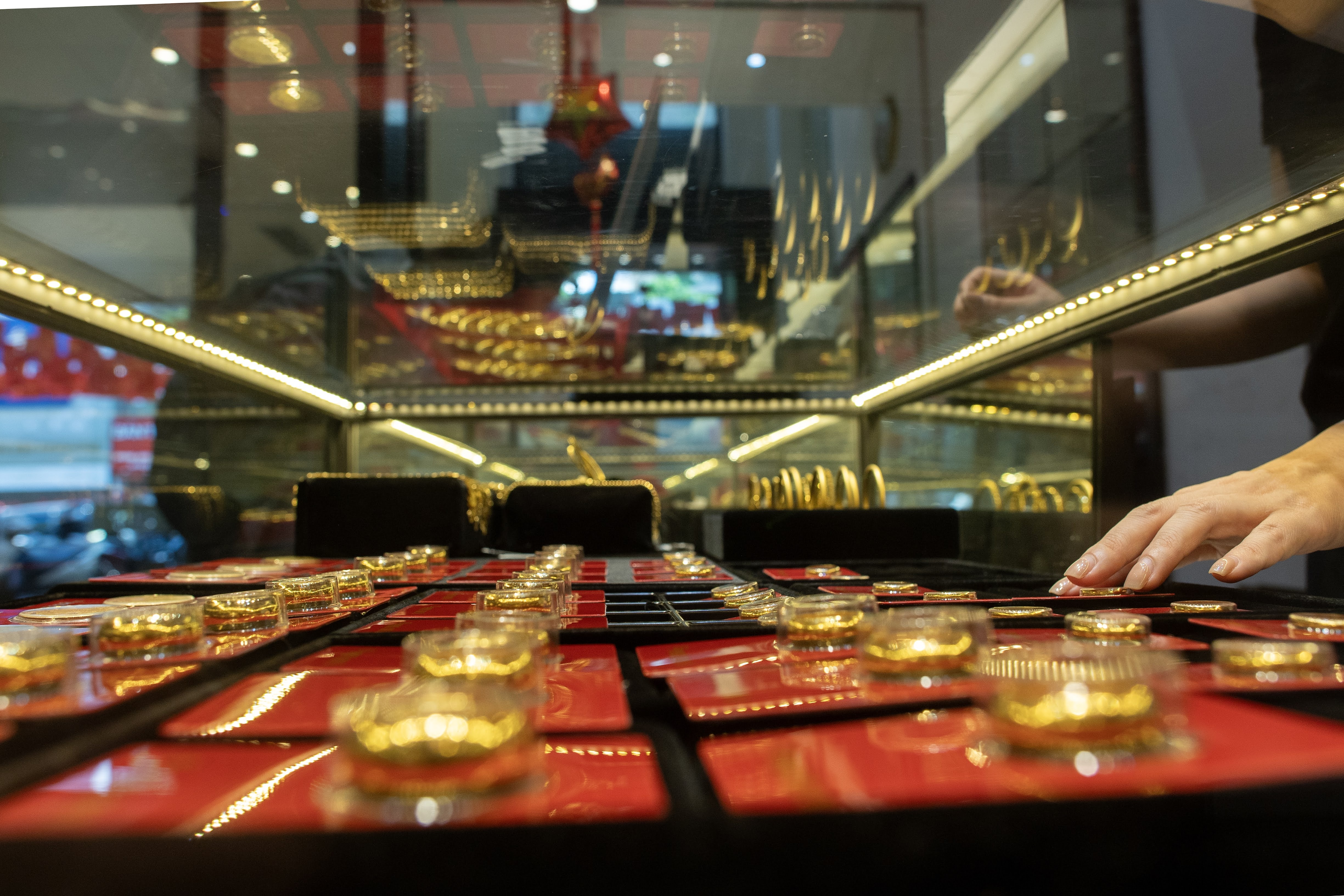 Người mua vàng lỗ ngay 4 triệu đồng mỗi lượng