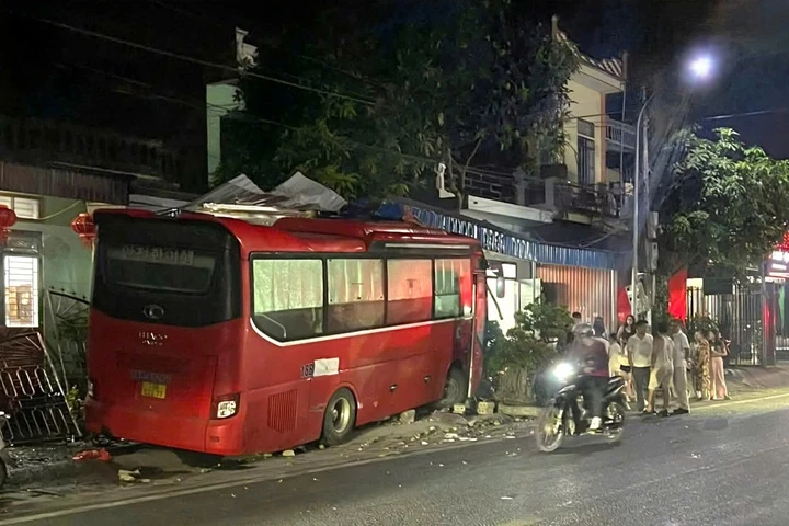 Xe khách tông vào nhà dân