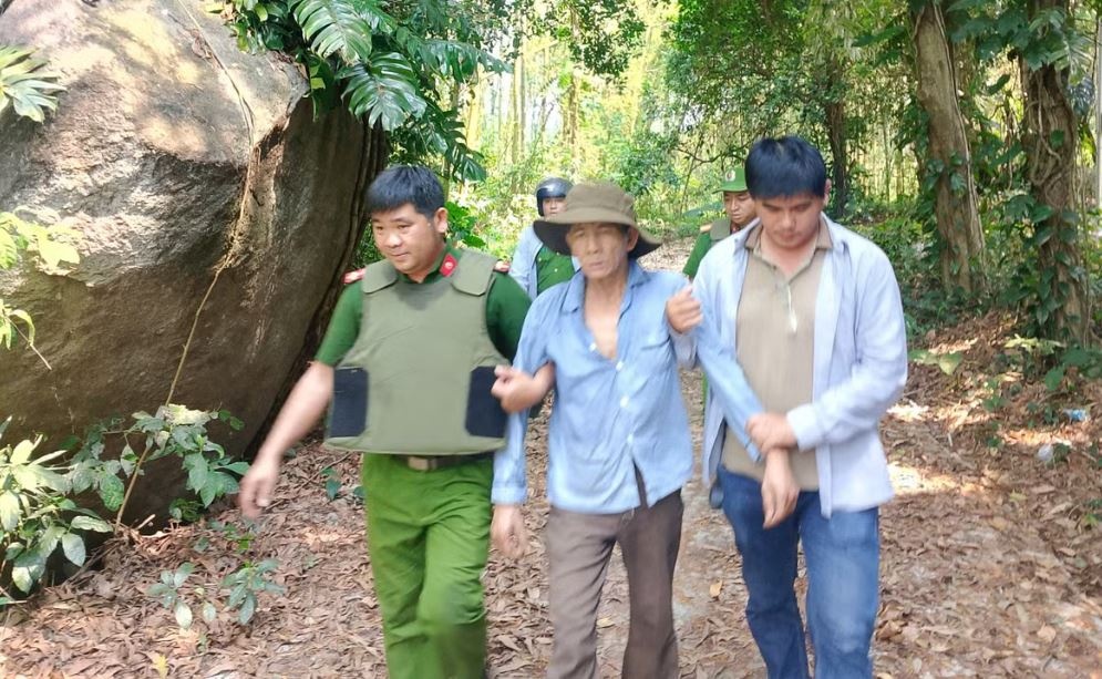 Đối tượng mang rựa cố thủ trong hang đá trên núi