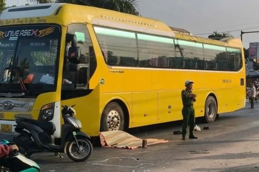 Nữ công nhân tử vong sau va chạm với xe khách