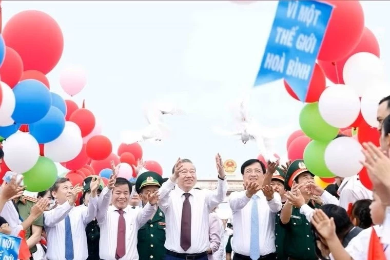 Tổng Bí thư, Chủ tịch nước dự Lễ thượng cờ 'Thống nhất non sông'
