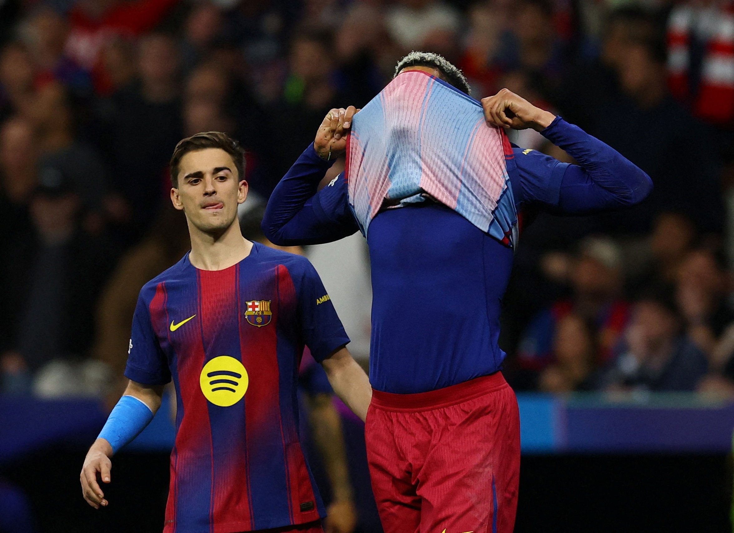 UEFA phạt Barcelona