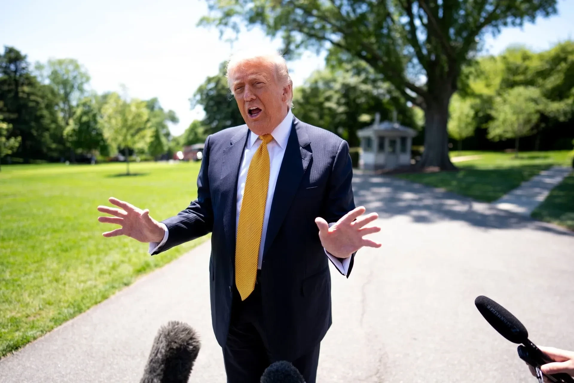 Ông Trump ra tối hậu thư, chuẩn bị sẵn phương án quân sự với Iran