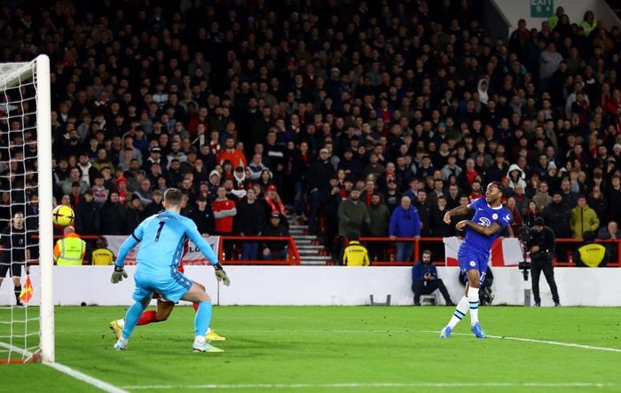 Chelsea có bàn sau một tình huống bóng lập bập.