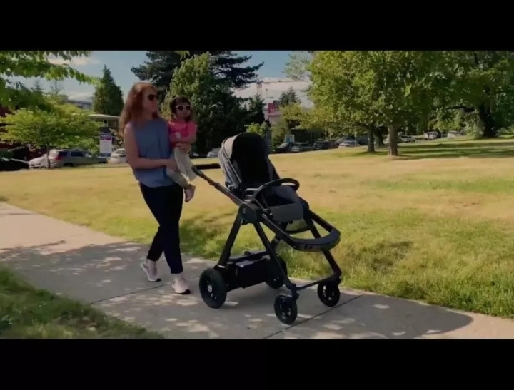Độc lạ xe đẩy em bé tự động bằng công nghệ AI - 2
