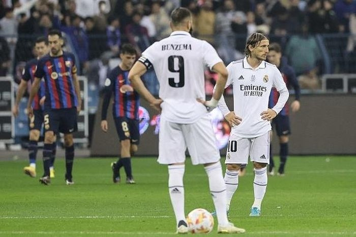  Siêu kinh điển trên sân King Fahd (Saudi Arabia) diễn ra với tốc độ không quá cao. Tuy nhiên, Real Madrid lại cho thấy sự cẩu thả trong những pha xử lý ở sân nhà. Chỉ trong hiệp một, đoàn quân của HLV Carlo Ancelotti mắc 2 lỗi và đều dẫn đến bàn thua. 