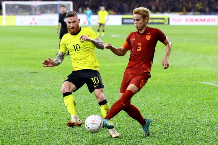 Thái Lan gặp khó khăn khi để thua 0-1 trước Malaysia tại lượt đi 