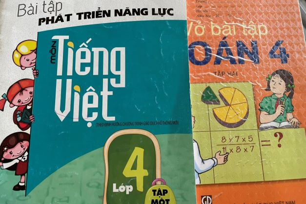 Chuyện nhà xuất bản lãi 'khủng' và bán sách giáo khoa 'bia kèm lạc'