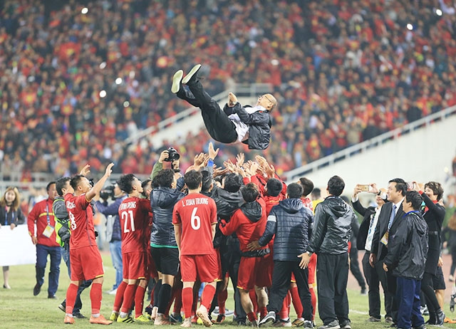  HLV Park Hang Seo  được học trò công kênh  sau khi vô địch AFF Cup 2018 - Ảnh: Tuấn Cường