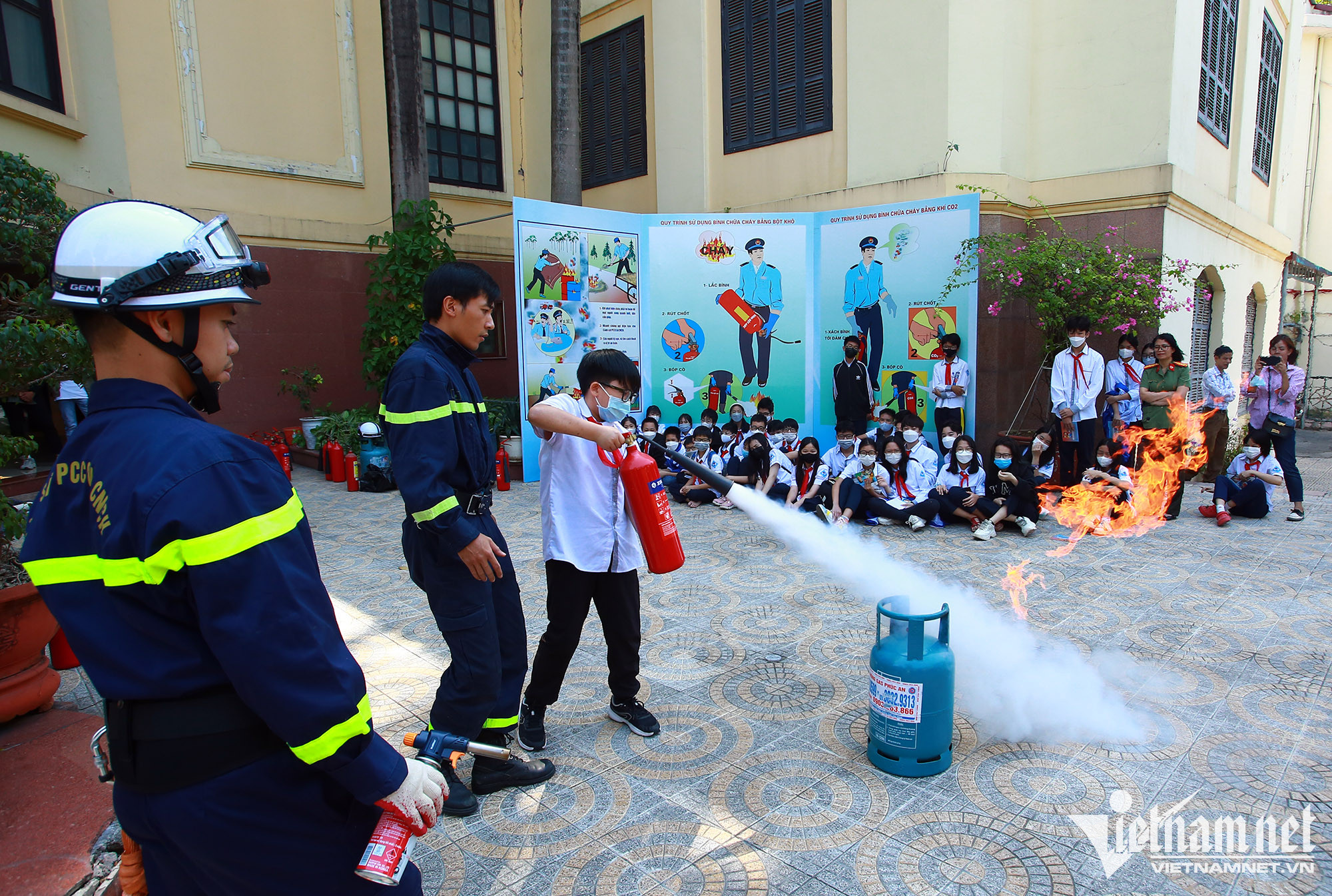 Học sinh Hà Nội được hướng dẫn thoát hiểm khi xảy ra cháy