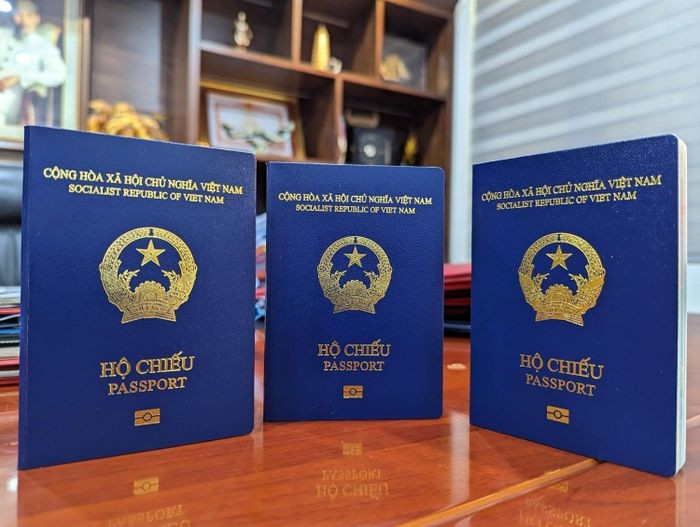  Từ ngày 1/3, Cục Quản lý xuất nhập cảnh (Bộ Công an) sẽ triển khai cấp mẫu hộ chiếu phổ thông có gắn chíp điện tử theo Luật xuất cảnh, nhập cảnh của công dân Việt Nam trên toàn quốc. 