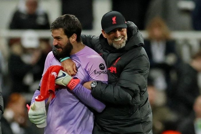  Klopp đến chia vui cùng Alisson, người đã có 4 pha cứu thua và gián tiếp khiến Nick Pope nhận thẻ đỏ. Ảnh: Reuters. 