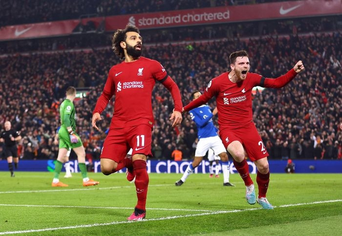 Phút 36, Everton dâng cao đội hình để tham gia quả phạt góc. James Tarkowski bật cao đánh đầu đưa bóng đi trúng cột. Đội khách không thể đá bồi, thậm chí còn để Liverpool tổ chức phản công. Darwin Nunez đột phá dũng mãnh bên cánh trái, trước khi chuyền ngang để Mohamed Salah dứt điểm một chạm, mở tỷ số.