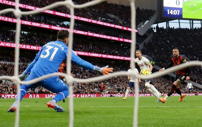  Kane đi vào lịch sử với tư cách là cầu thủ ghi bàn nhiều nhất mọi thời đại cho Tottenham 267 bàn). 