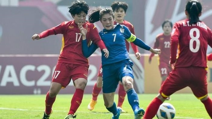 Thái Lan (áo xanh) thua Việt Nam ở vòng play-off châu Á nên phải tìm vé vớt ở vòng play-off liên lục địa, vốn khắc nghiệt hơn khi có Bồ Đào Nha, Cameroon