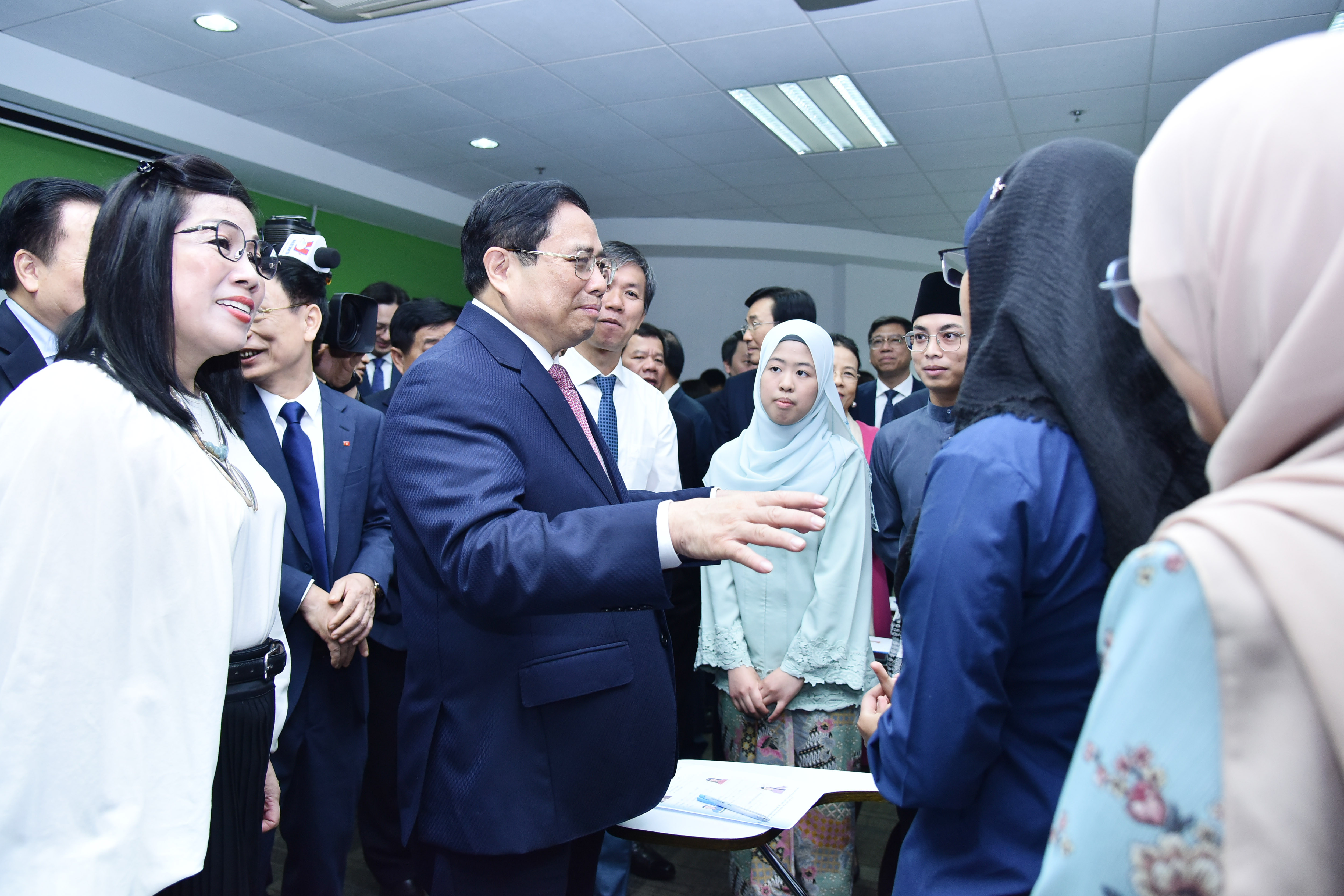 Cuộc trò chuyện thú vị của Thủ tướng với sinh viên Brunei nói tiếng Việt