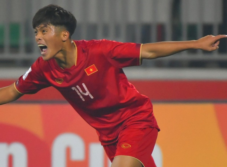 Đánh bại U20 Qatar, U20 Việt Nam rộng cửa vào tứ kết - Ảnh 1. Quốc Việt ấn định chiến thắng cho U20 Việt Nam - Ảnh: AFC