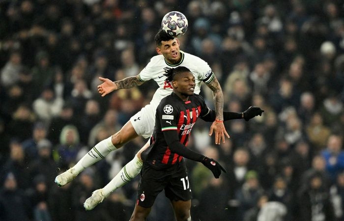 Milan thắng 1-0 ở lượt đi và không có lý do để đẩy cao đội hình ở trận lượt về trên sân khách. Đại diện Serie A bố trí hàng phòng ngự nhiều lớp để chờ cơ hội phản công dựa trên tốc độ của Rafael Leao hay Junior Messias, Brahim Diaz. 