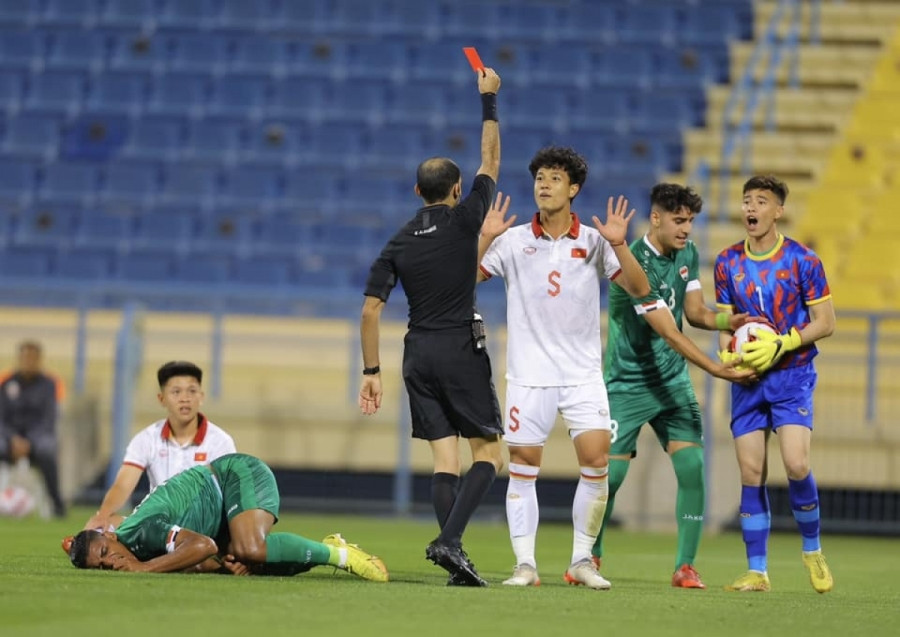 trong tai mac sai lam ngo ngan o tran u23 viet nam 0-3 u23 iraq hinh anh 1