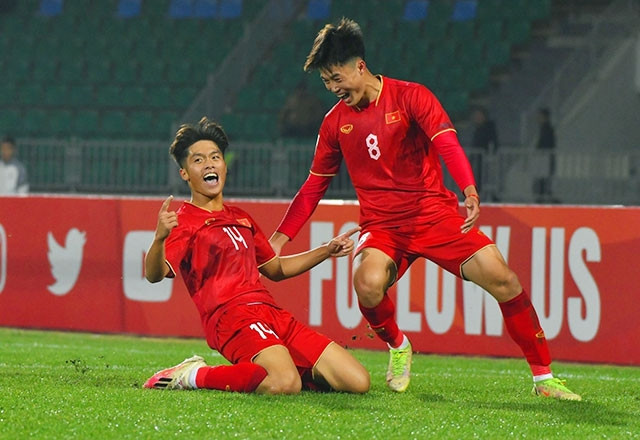 Quốc Việt (trái) ăn mừng bàn thắng cùng Văn Trường -	Ảnh: Phan Hồng