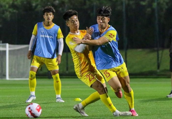 U23 Việt Nam ra sân tập vào lúc nửa đêm