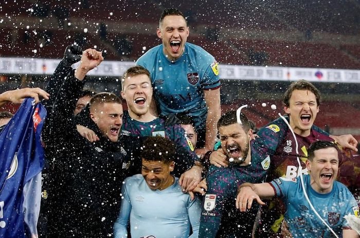  Burnley thăng hạng sớm 7 lượt trận, điều chưa CLB hạng Nhất nào làm được trong 18 năm qua. 