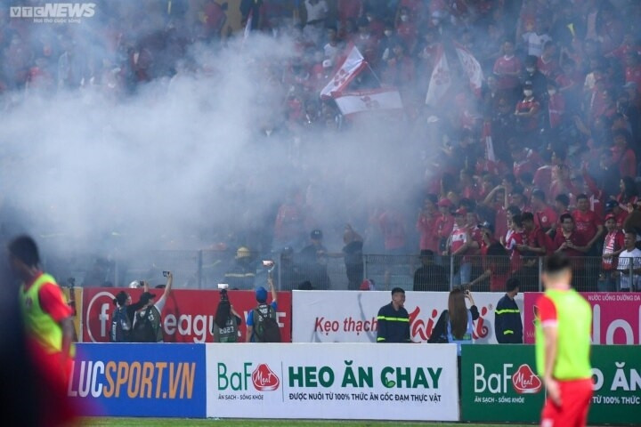 CĐV Hải Phòng đốt pháo sáng, Chủ tịch Văn Trần Hoàn thất hứa - 2