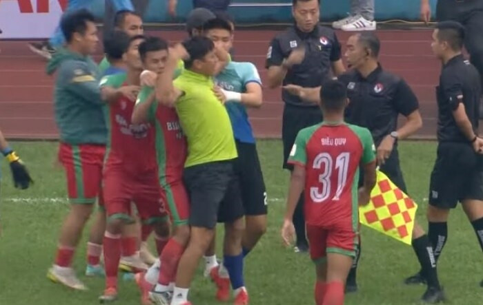 Đánh trọng tài, HLV Bình Phước đối diện làn sóng chỉ trích dữ dội - 1