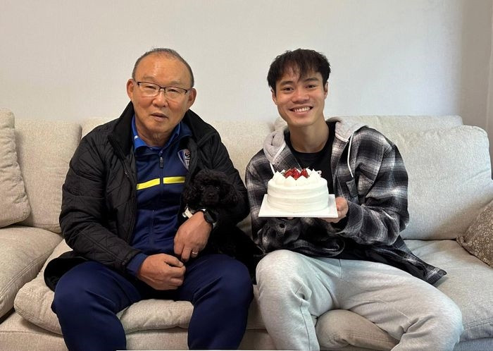 HLV Park Hang Seo tặng bánh sinh nhật cho Văn Toàn